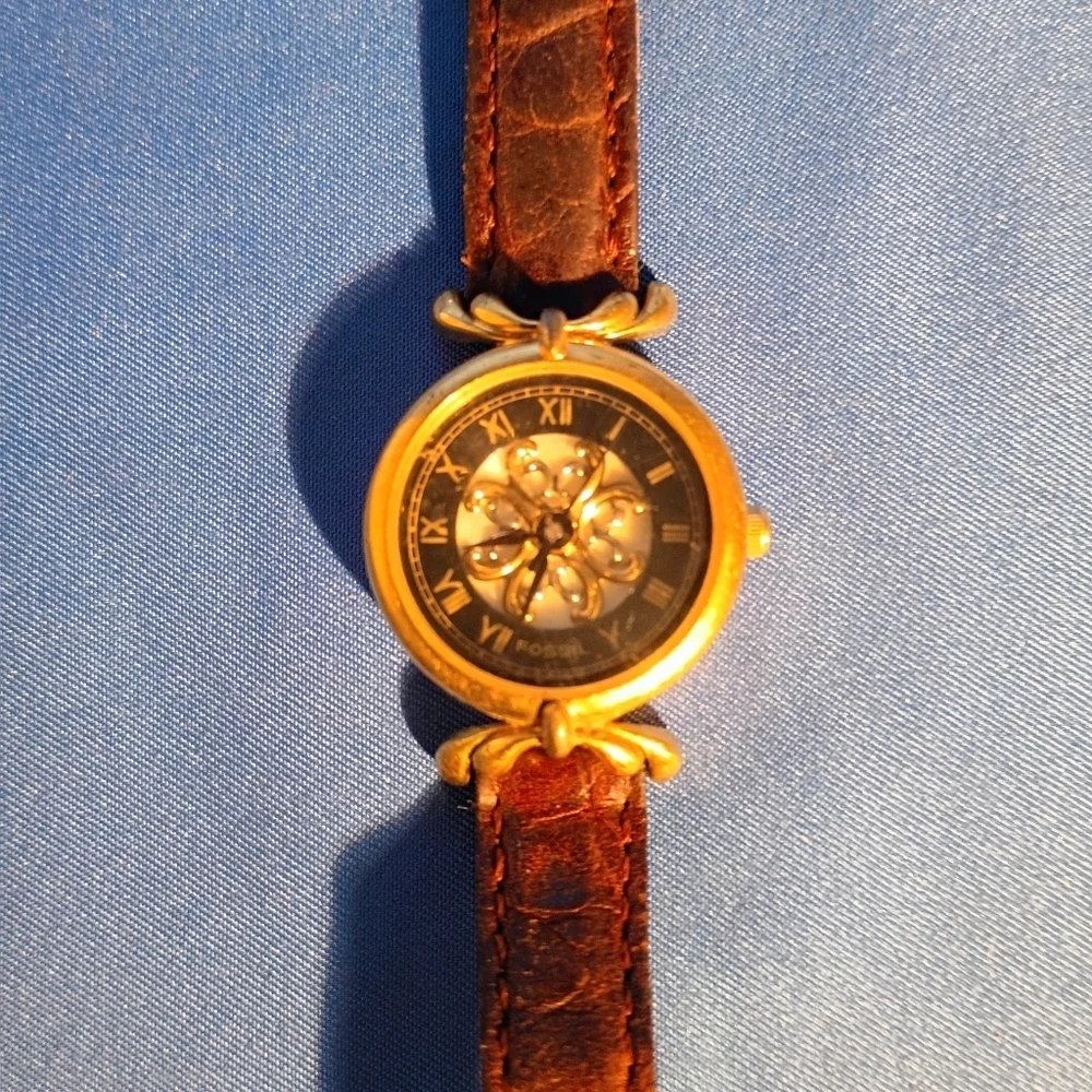VINTAGE FOSSIL WATCH. WITH ORIGINAL LEATHER BAND - Picture 1 of 4